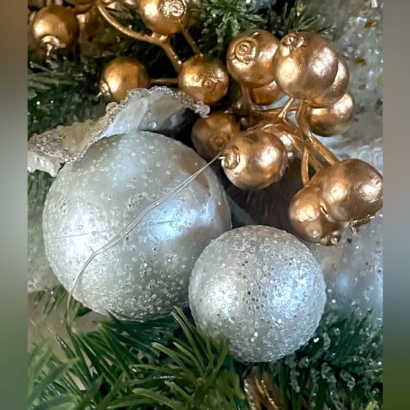 Pearl & Gold Elegance Prelit Christmas Wreath - Picture 3 of 7